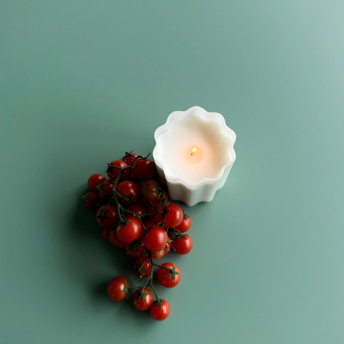 Wave Candle- Tomato Leaf + Amber