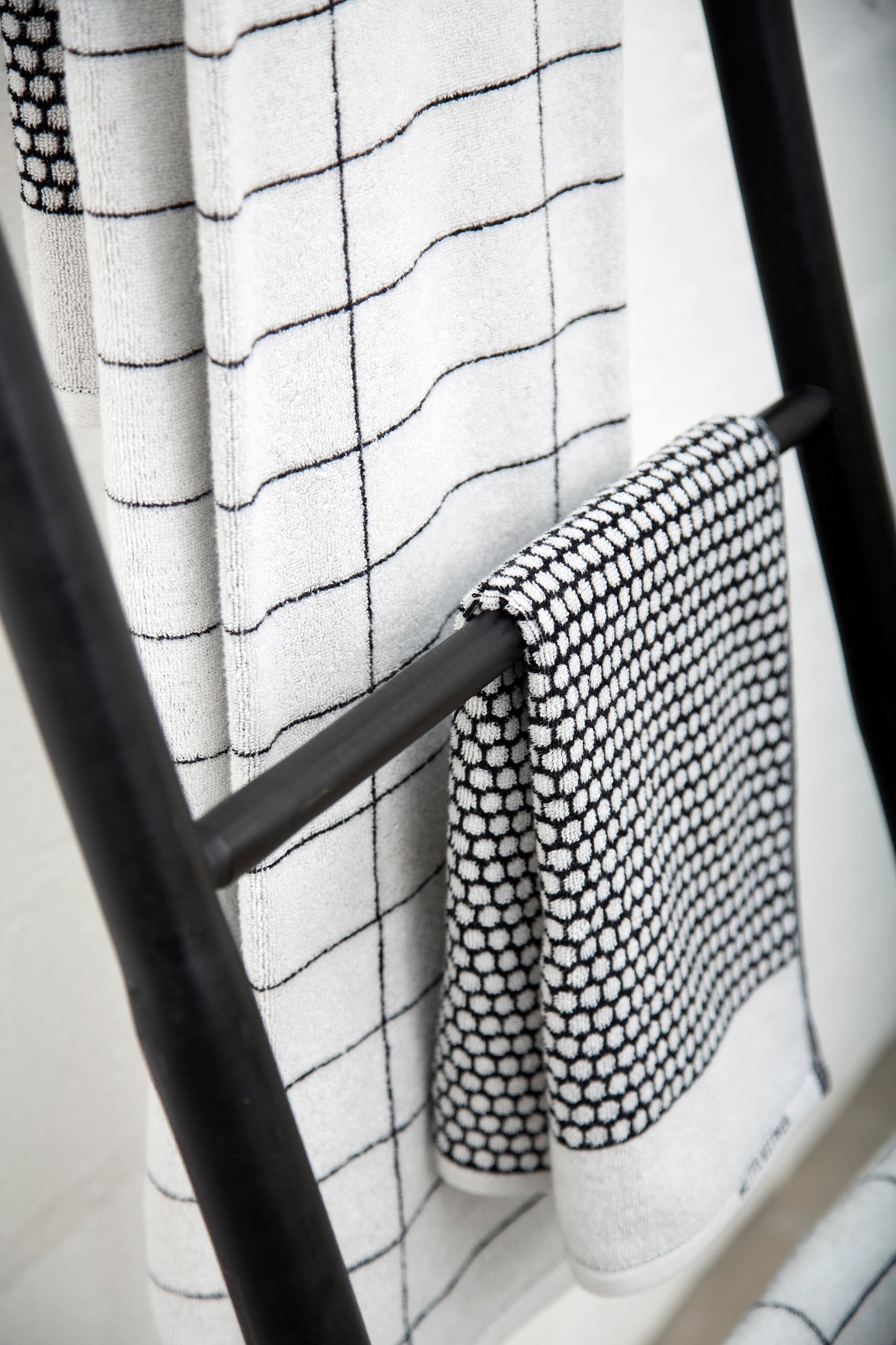 GRID Bath Towel- Black/Off-White